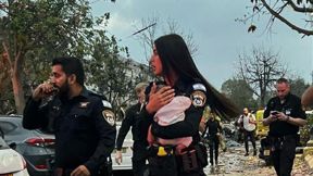 תינוקת מחולצת מבית שנפגע במתקפה איראנית