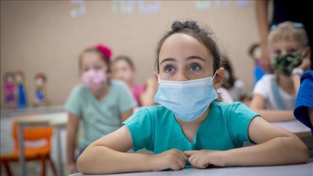 ילדים מגיעים ליום הראשון ללימודים ב-1 בספטמבר תחת מגבלות הקורונה