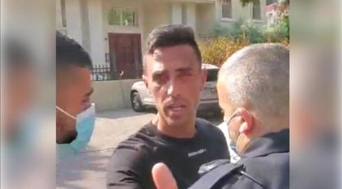 "צלם את זה, צלם": ערן זהבי, בלי מסכה, צועק על השוטרים שעצרו אותו