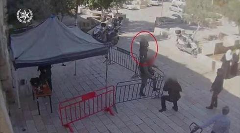 שולף אקדח - ויורה מטווח קצר: תיעוד פיגוע הירי בירושלים