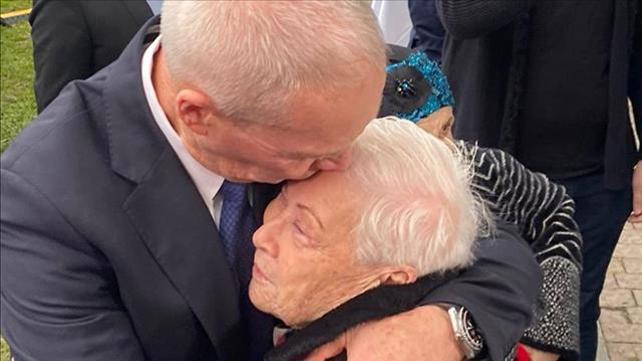 שר הביטחון יואב גלנט עם אימו פרומה