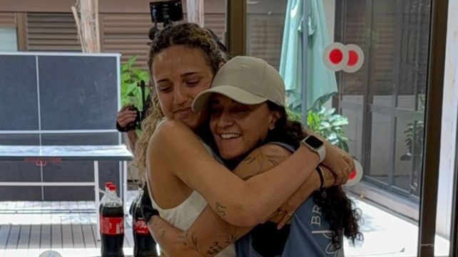 רומי גונן (משמאל) עם אמילי דמארי במרכז הרפואי שיבא, הבוקר