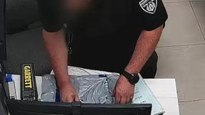 מבוכה בשב"ס: סגן מפקד תועד גונב - מאישה פרוצה