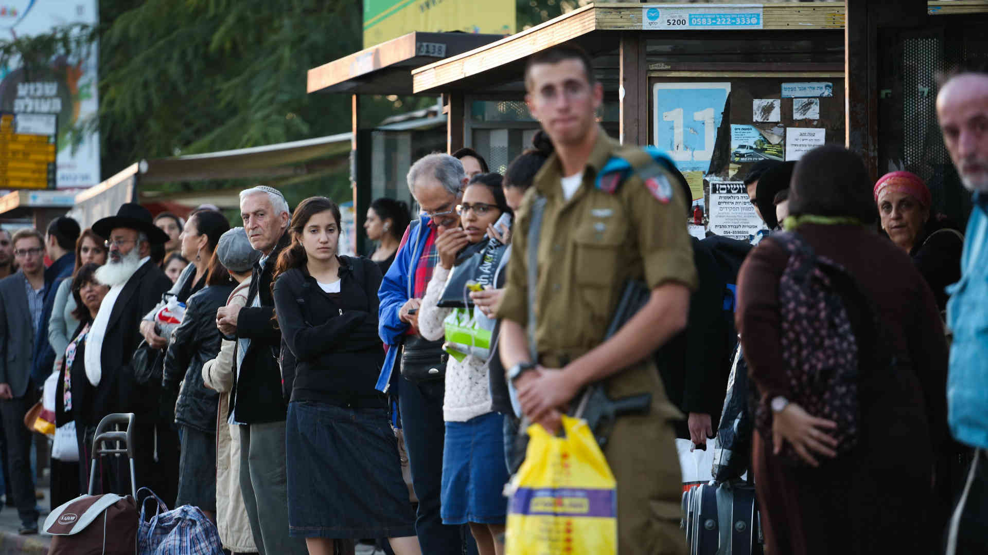 ממתינים בתחנת אוטובוס