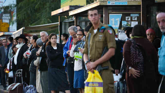 ממתינים בתחנת אוטובוס