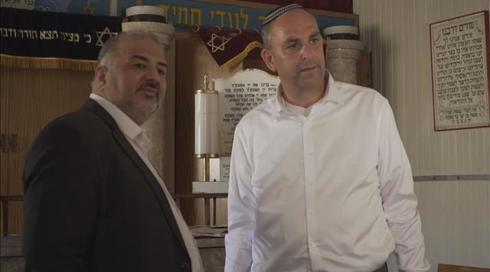 מנסור עבאס ביקר בבית כנסת שנשרף בלוד: "ניקח אחריות ונשתתף בשיקום"
