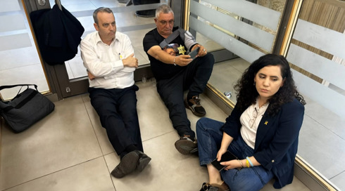 הממשלה עסוקה בהסתה נגד רה"מ - ובכנסת מונעים את כניסת אחיו של החטוף