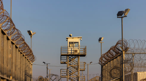 מחבל מעזה שאמור להשתחרר בעסקה תקף סוהרת בכלא קציעות