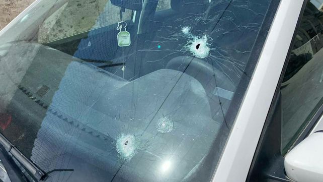 מכונית של אזרח שמחבלים ירו עליה בפיגוע באזור צומת האפס בצפון השומרון 13.06.23