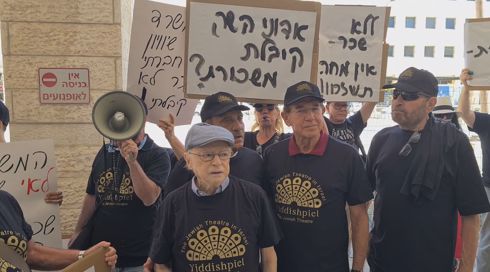 "שייתנו מה שמגיע לנו": יעקב בודו הפגין למען "תיאטרון היידישפיל"
