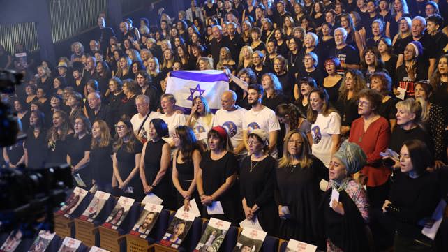 משפחות החטופים וקולולם בתיאטרון הקאמרי