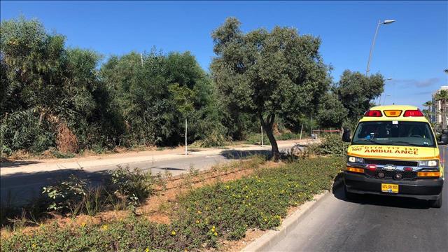 אמבולנס מדא בזירה בה נמצאה גופת אישה בראשל"צ, מאי 2019