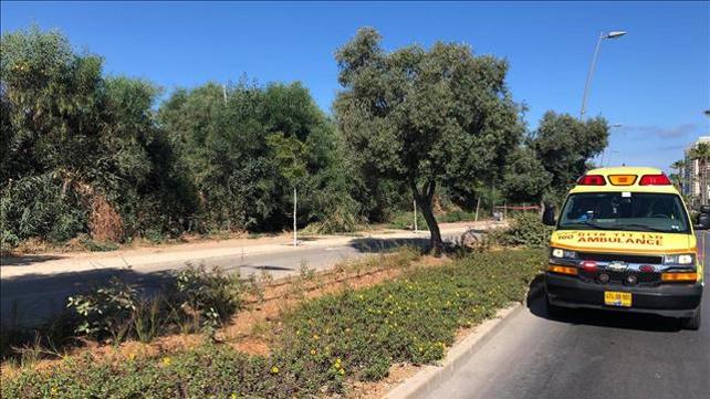 אמבולנס מדא בזירה בה נמצאה גופת אישה בראשל"צ, מאי 2019