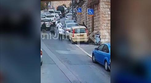 תיעוד הפיגוע בעיר דוד: אורב, דורך את האקדח ויורה על היהודים - שהשיבו אש