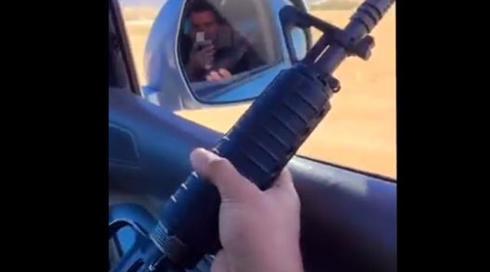 בדואי תיעד עצמו בטיקטוק יורה ב-M16 בנסיעה בנגב