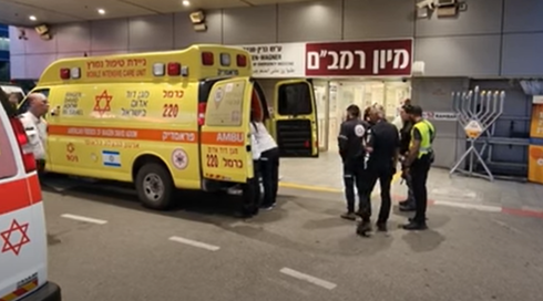 נעצר לחקירה חשוד בן 20 בדקירת 3 מבני משפחתו