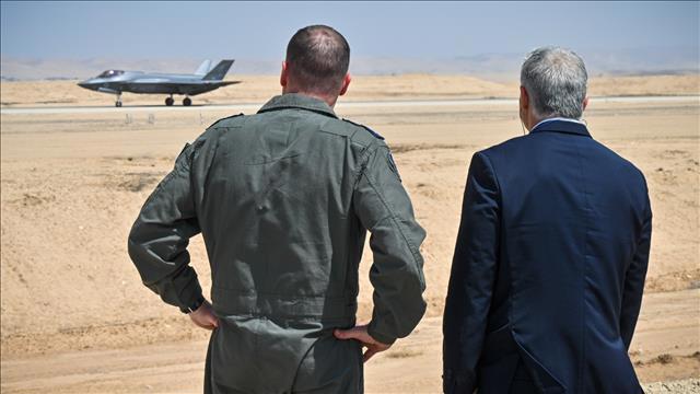 יאיר לפיד בביקור בטייסת מטוסי אדיר