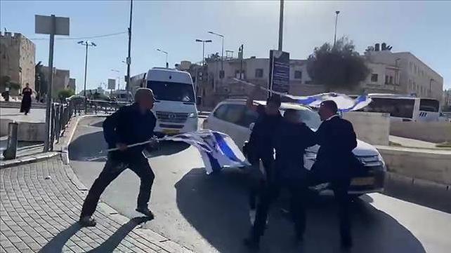 עימות בין סגן ראש עיריית ירושלים וחבר מועצת העיר עם צעיר ערבי 24.05.22