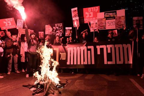 הפגנה למען שחרור חטופים מחוץ לקריה בתל אביב, מארס 2025