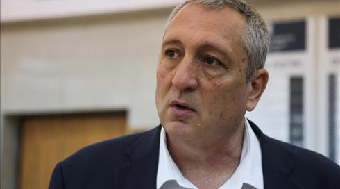 ניר חפץ: לשרה יש מעורבות במינוי סביבתו הקרובה של נתניהו