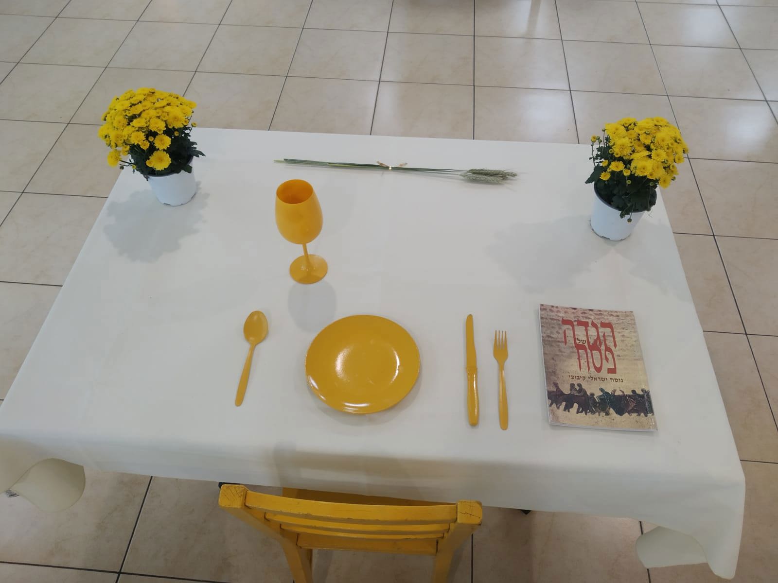 בקיבוץ אורטל השאירו כיסא ריק בשולחן הסדר לחטופים