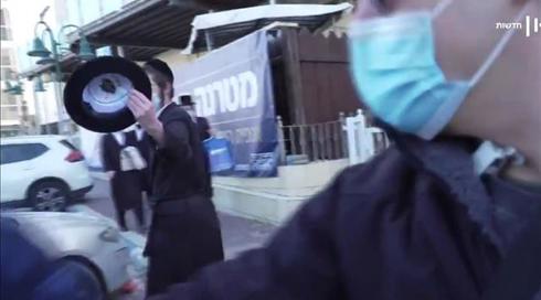 צוות כאן חדשות הותקף בזמן שתיעד הפרות בבני ברק