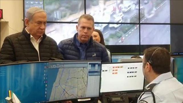 נתניהו וארדן במרכז השליטה של המשטרה, ינואר 2020