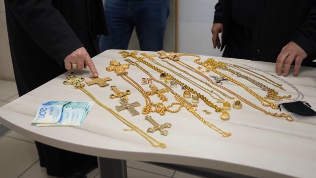 פריטים שנגנבו מכנסייה בירושלים