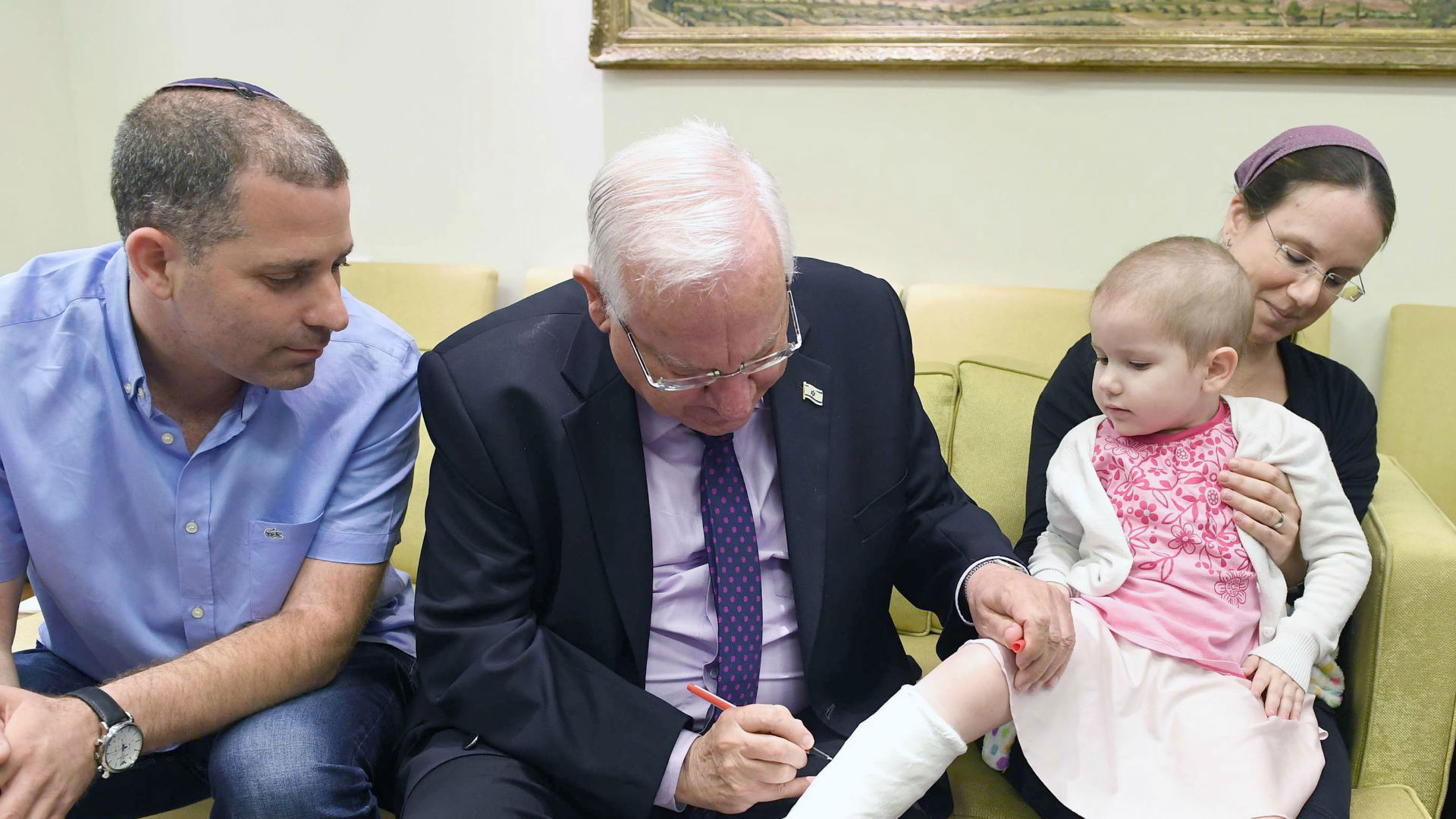 הנשיא ריבלין עם ילד מהמחלקה ההמטו-אונקולוגית