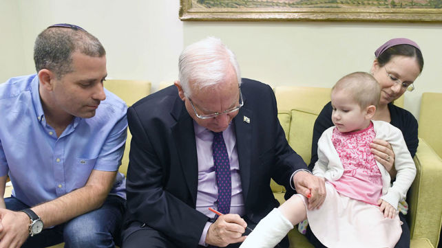 הנשיא ריבלין עם ילד מהמחלקה ההמטו-אונקולוגית