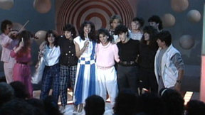 עפרה חזה שרה עם הקהל. 1985
