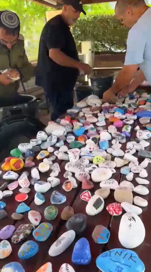 מאמצי השבת האבנים למשפחות בבית העלמין חדרה