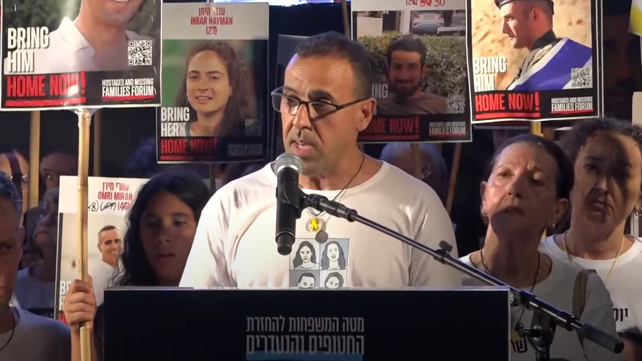 שורד השבי אלי שרעבי בעצרת למען שחרור החטופים, יולי 2025
