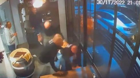 תיעוד ניסיון רצח במסעדה בצפון: דקרו אדם עשרות פעמים בסכין קצבים