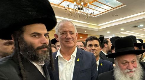 האיש שמקדם את החוק לפיזור הכנסת נפגש עם בני גנץ