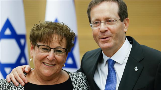יצחק בוז'י הרצוג ומרים פרץ