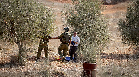 חיילי צה"ל עם תושב פלסטיני במסיק בכפר קוסרה שבשומרון, ארכיון
