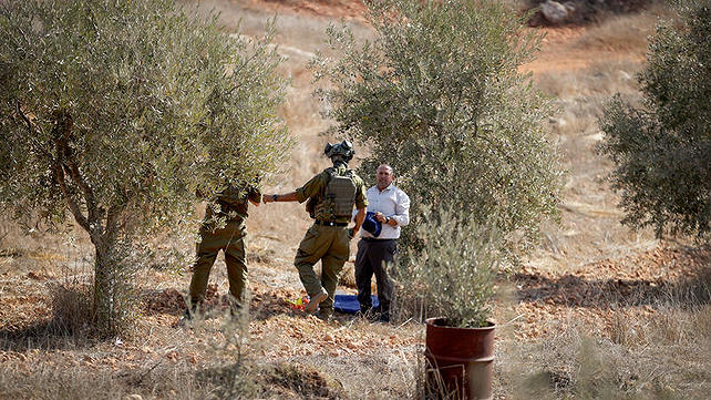 חיילי צה"ל עם תושב פלסטיני במסיק בכפר קוסרה שבשומרון, ארכיון