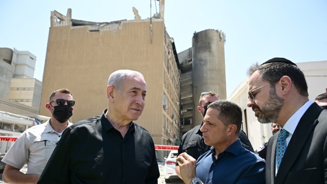 ראש הממשלה נתניהו בביקור בבית החולים בסורוקה לאחר שנפגע מטיל איראני