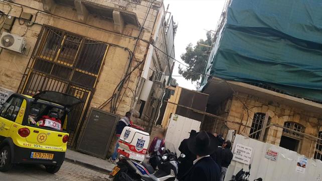 אתר בנייה שנפל בו מוט ברזל מגובה