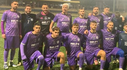 בן 79, חלוץ וגם שוער: שיאן גינס יצחק חייק לא יכול לרדת מהמגרש