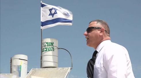 עורך הדין מרהט שמניף את דגל ישראל – ורוצה לראות יותר בדואים במשטרה