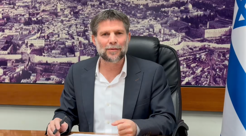 אחרי המפלה בכנסת: סמוטריץ' חתם על צו לפטור ממס על קניות בחו"ל עד 130 דולרים
