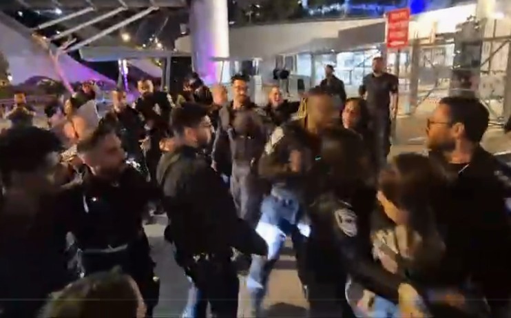 שוטר תוקף בת משפחה של חטוף בהפגנה
