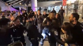 שוטר תוקף בת משפחה של חטוף בהפגנה