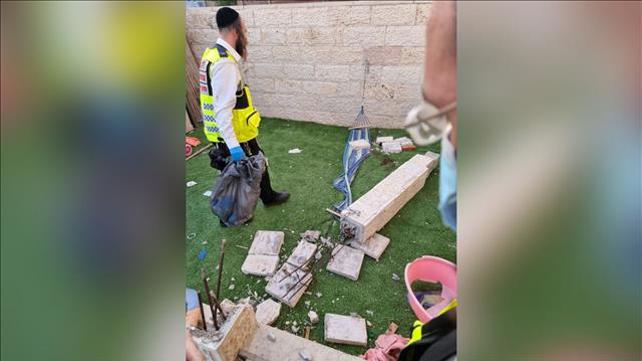 חצר הבית שבו נפצע ילד בן 10