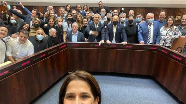 מרב בן ארי עושה סלפי, אחרי ההכרזה על אישור התקציב לשנת 2022. 5.11.21