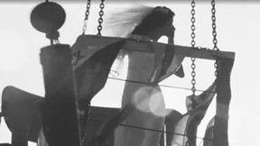 כלה על מנוף בדרך לחתונתה בים. 1973