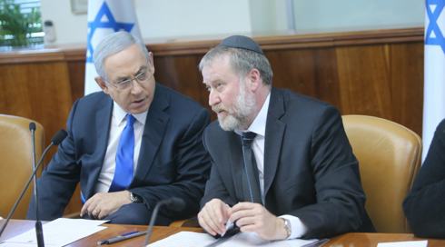 פרסום ראשון: מנדלבליט צפוי להתנגד לשינויי נתניהו ב"חוק הג'ובים"