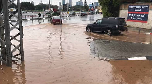 מזג אוויר סוער: הצפות בגוש דן, כבישים נחסמו לתנועה